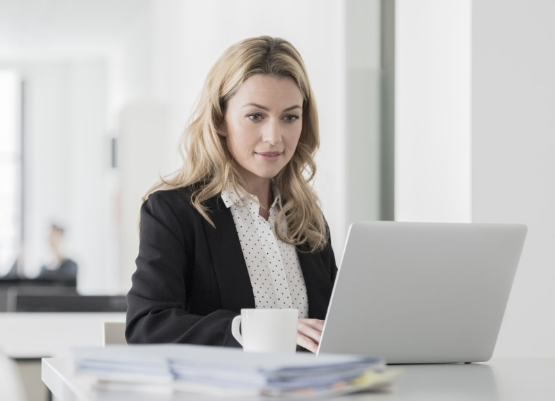 Frau schaut auf Ihren Laptop